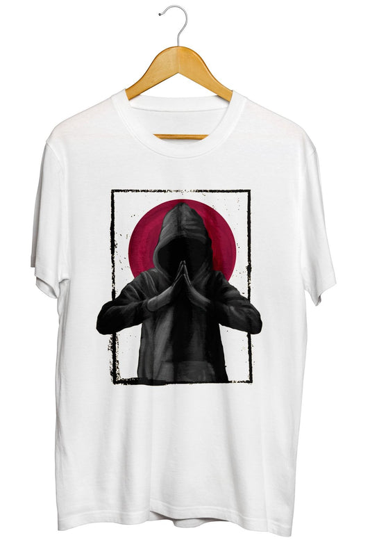 Man Praying In A Hood Baskılı Unisex Tişört