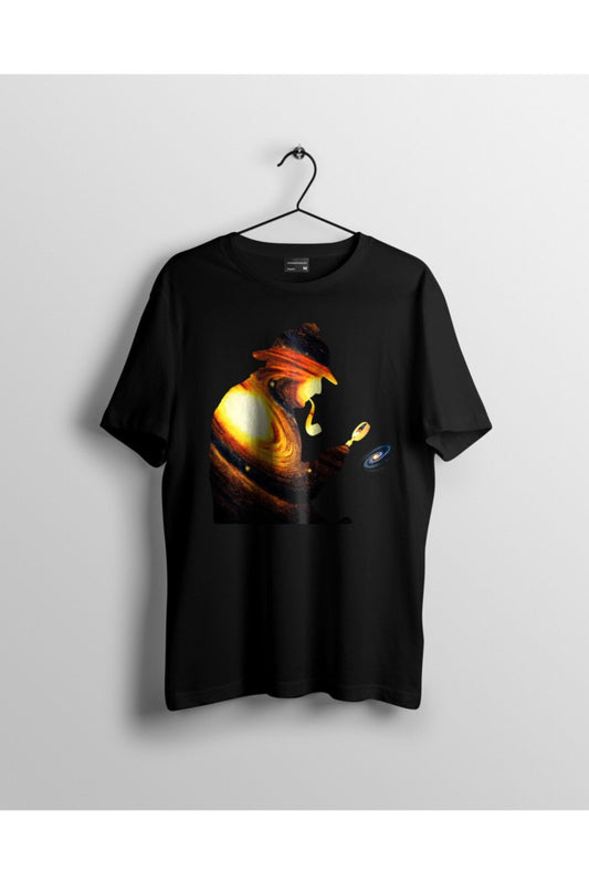 Unisex Siyah Gezegenleri Büyüteçiyle Inceleyen Adam Baskılı Tshirt
