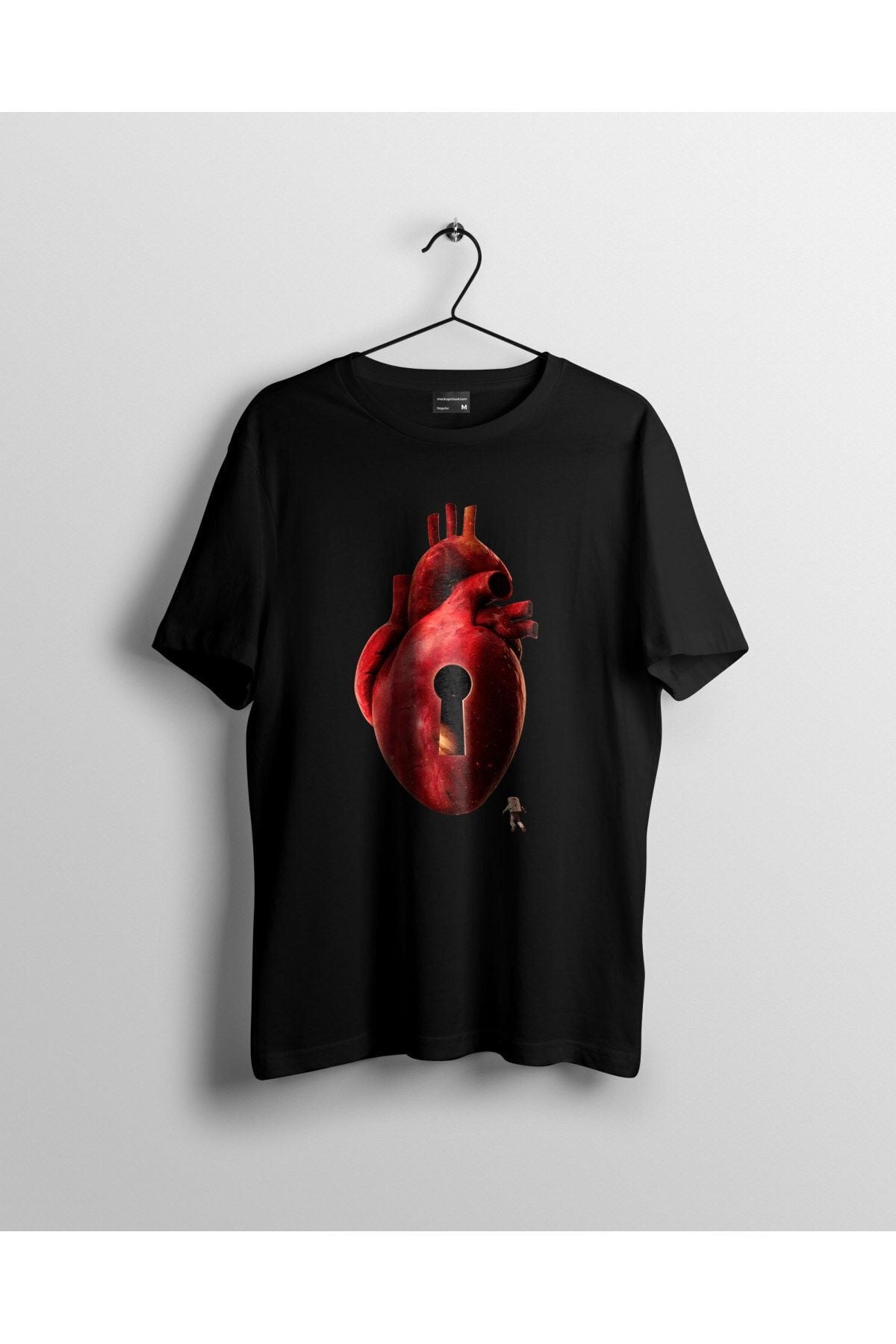 Unisex Beyaz Kilitli Kalbe Giden Astronot Baskılı Tshirt