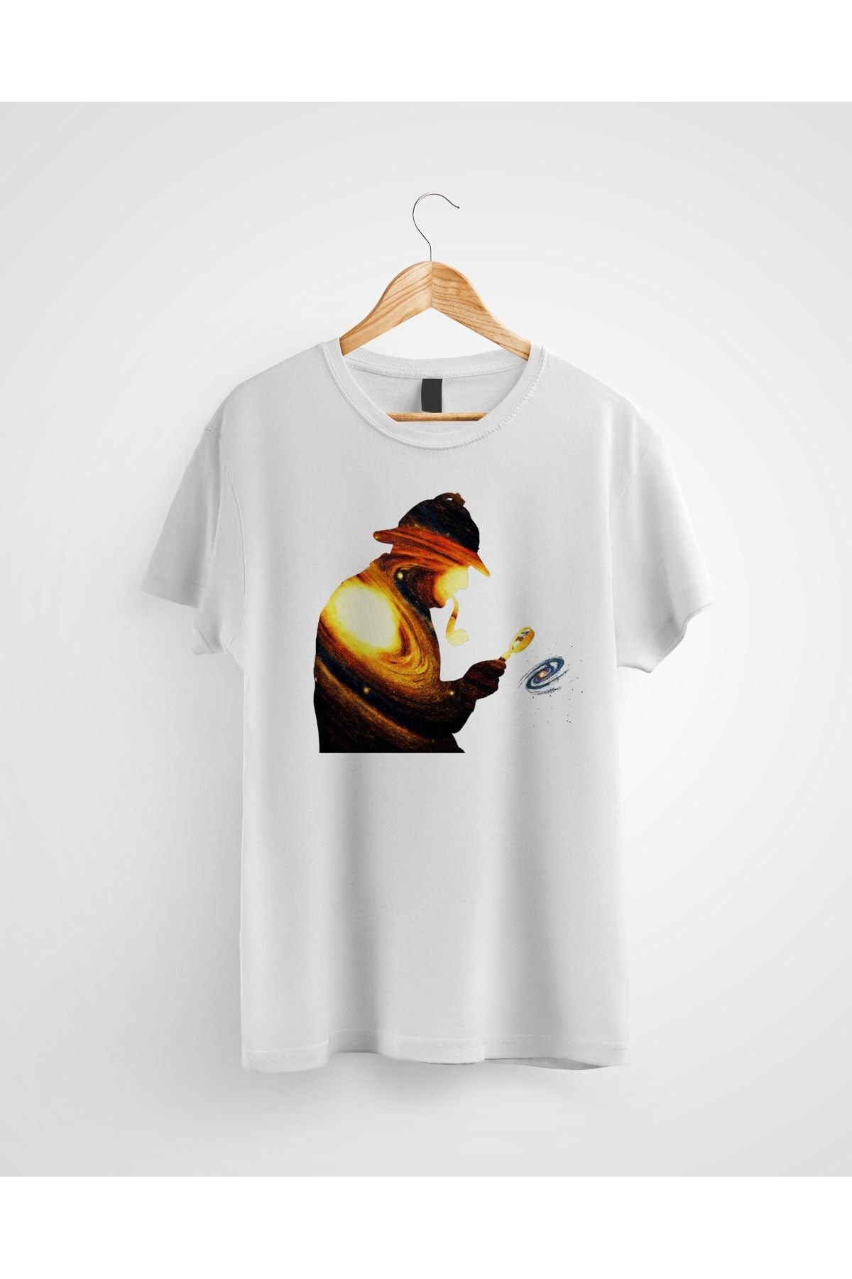 Unisex Siyah Gezegenleri Büyüteçiyle Inceleyen Adam Baskılı Tshirt