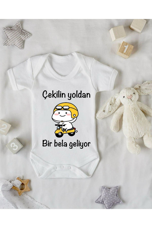 Çekilin Yoldan Bela Geliyor Tasarım Baskılı Bebek Zıbını