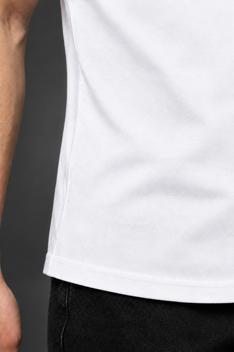 Beyaz tişört etek detayı