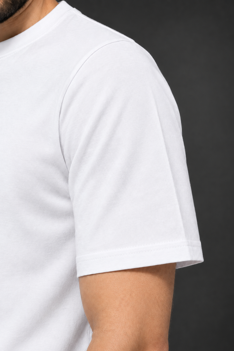Beyaz tişört kol detayı
