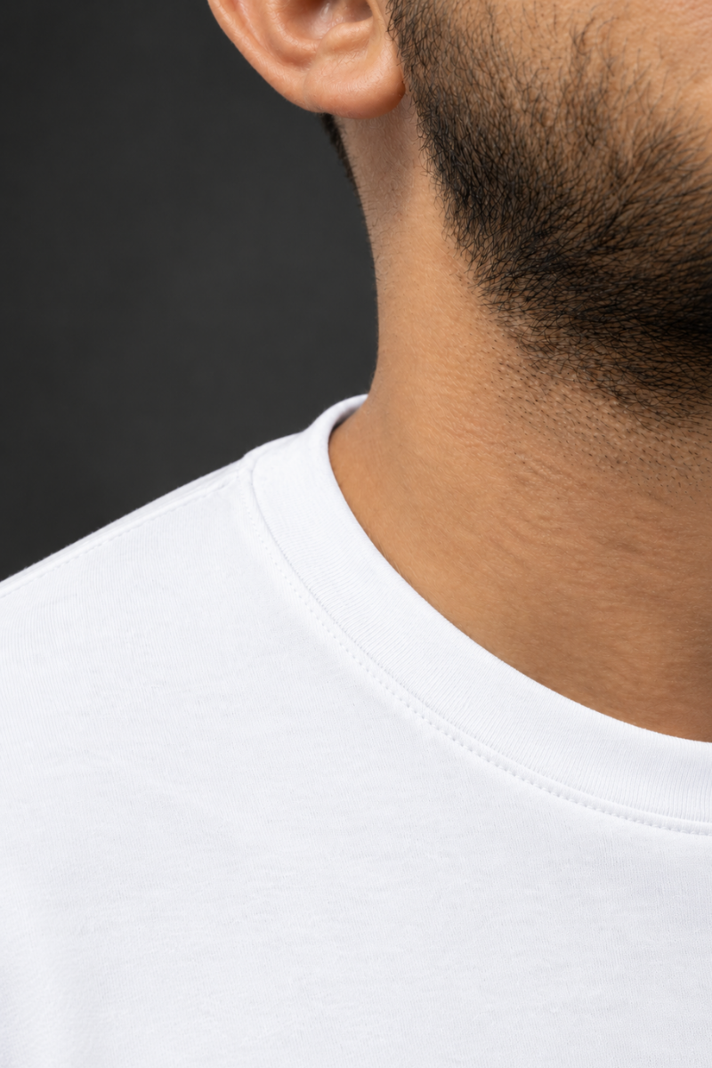 Beyaz tişört yaka detayı