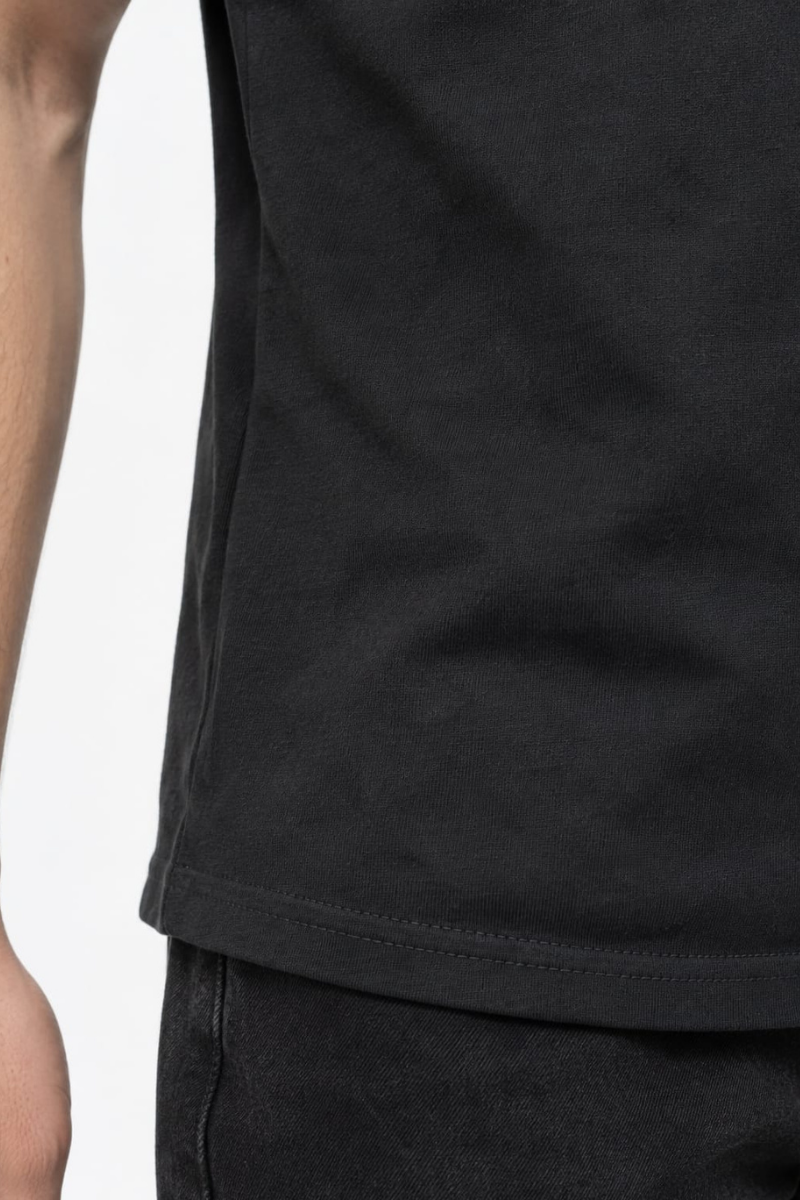 Siyah tişört etek detayı