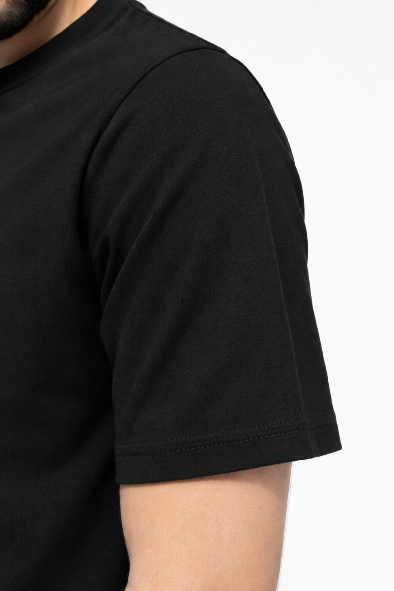Siyah tişört kol detayı