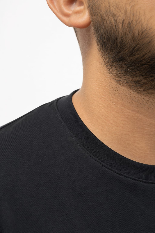 Siyah tişört yaka detayı